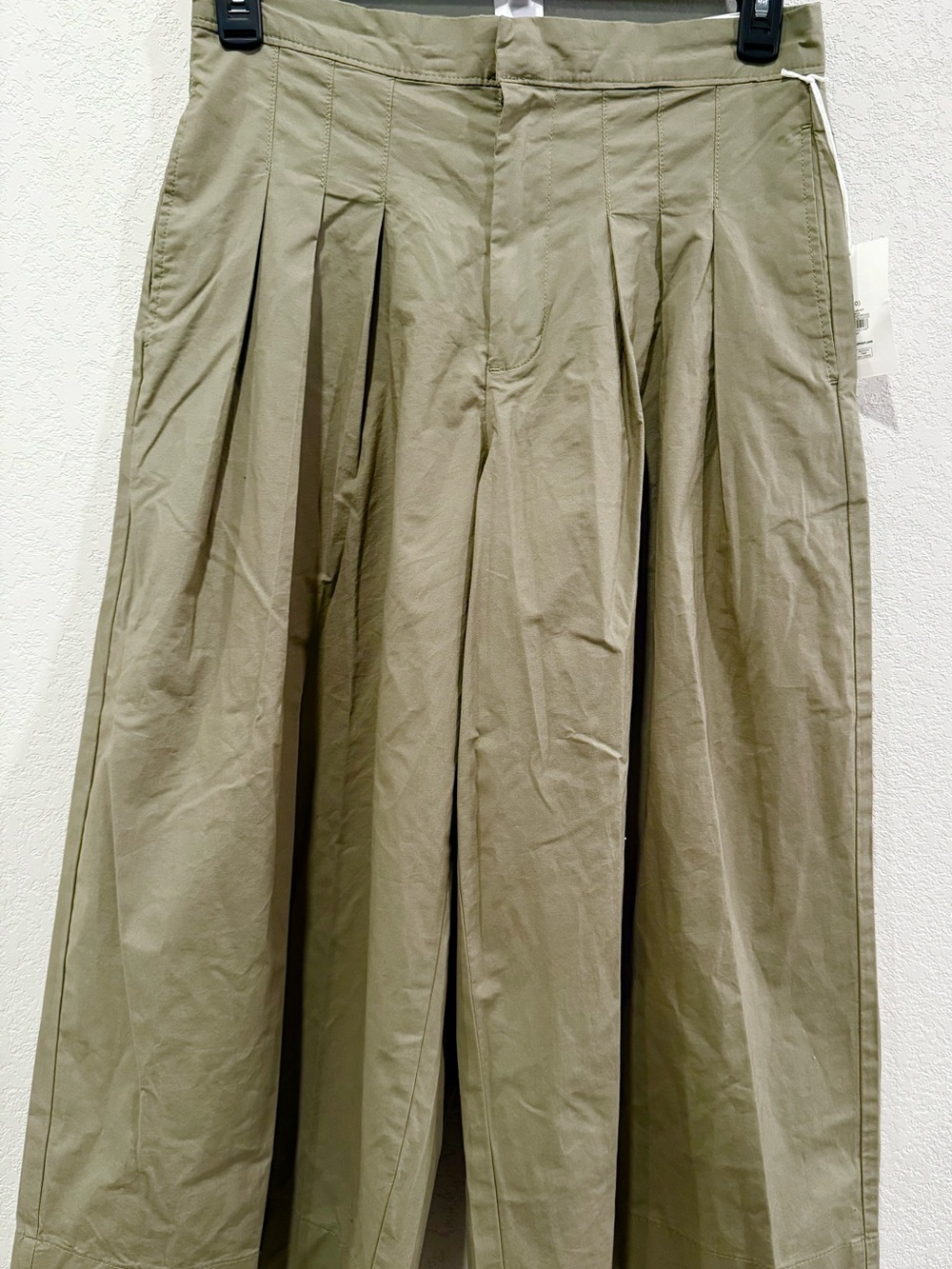 High-Rise Pleated Culottes in Olive Green - Picture 6 of 9